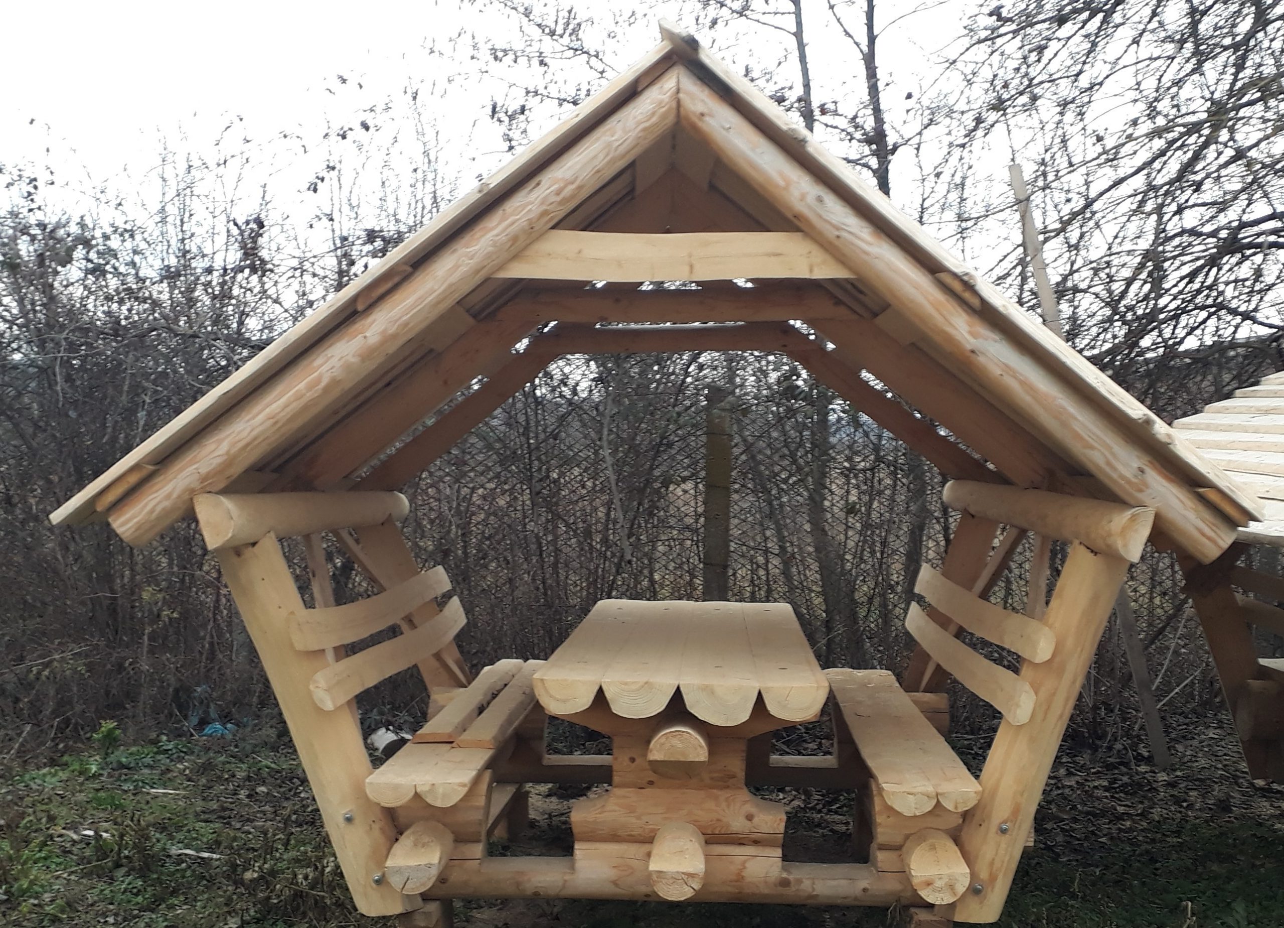 L Überdachte Sitzgruppe mit Holzdach – Blockstammholz