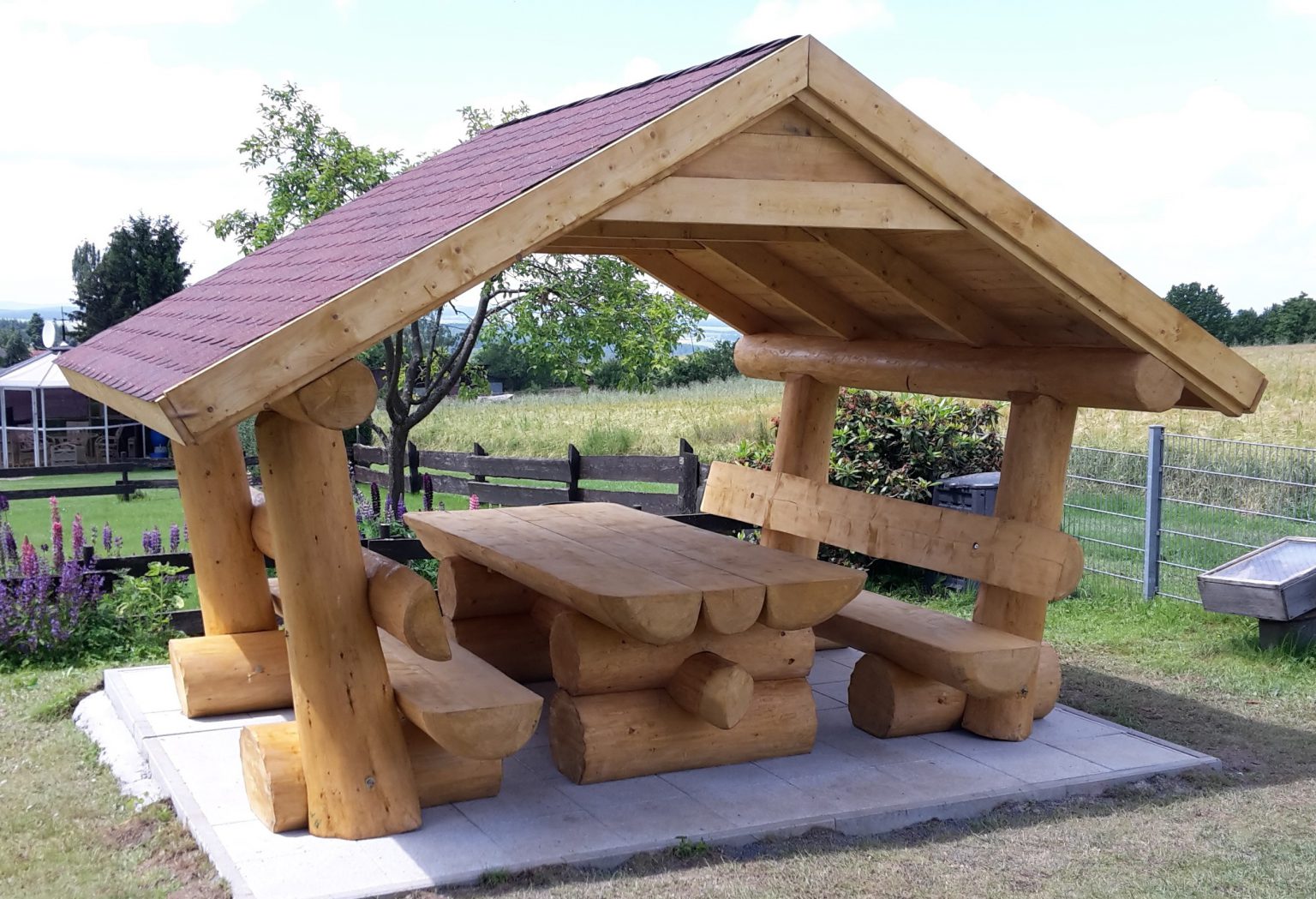 Sitzgruppen mit Dach Blockstammholz