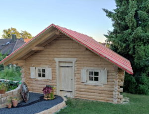 Blockhaus Mit Rustikaler Tür Und Fenster2